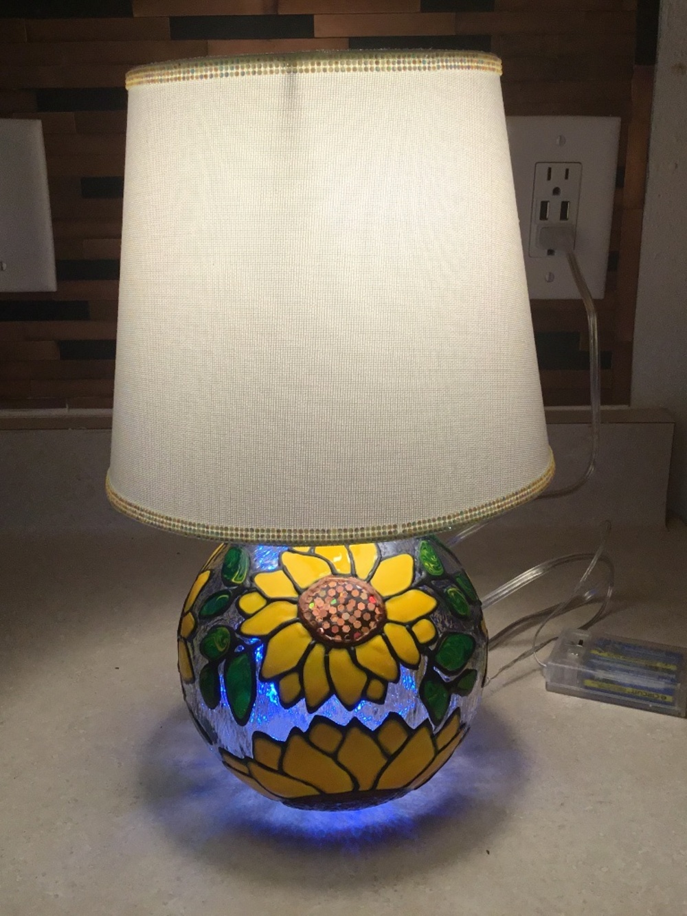 ON HOLD FOR FOXSAKESVINTAGE Sunflower HandPainted Stained Glass small lamp - Picture 3 of 3